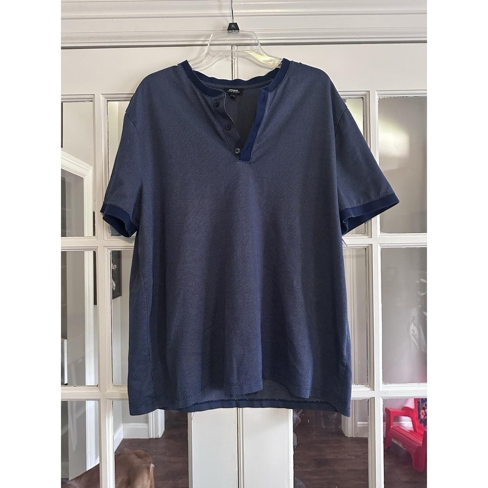 Navy blue Express‎ button-up shirt with a relaxed fit #casualwear